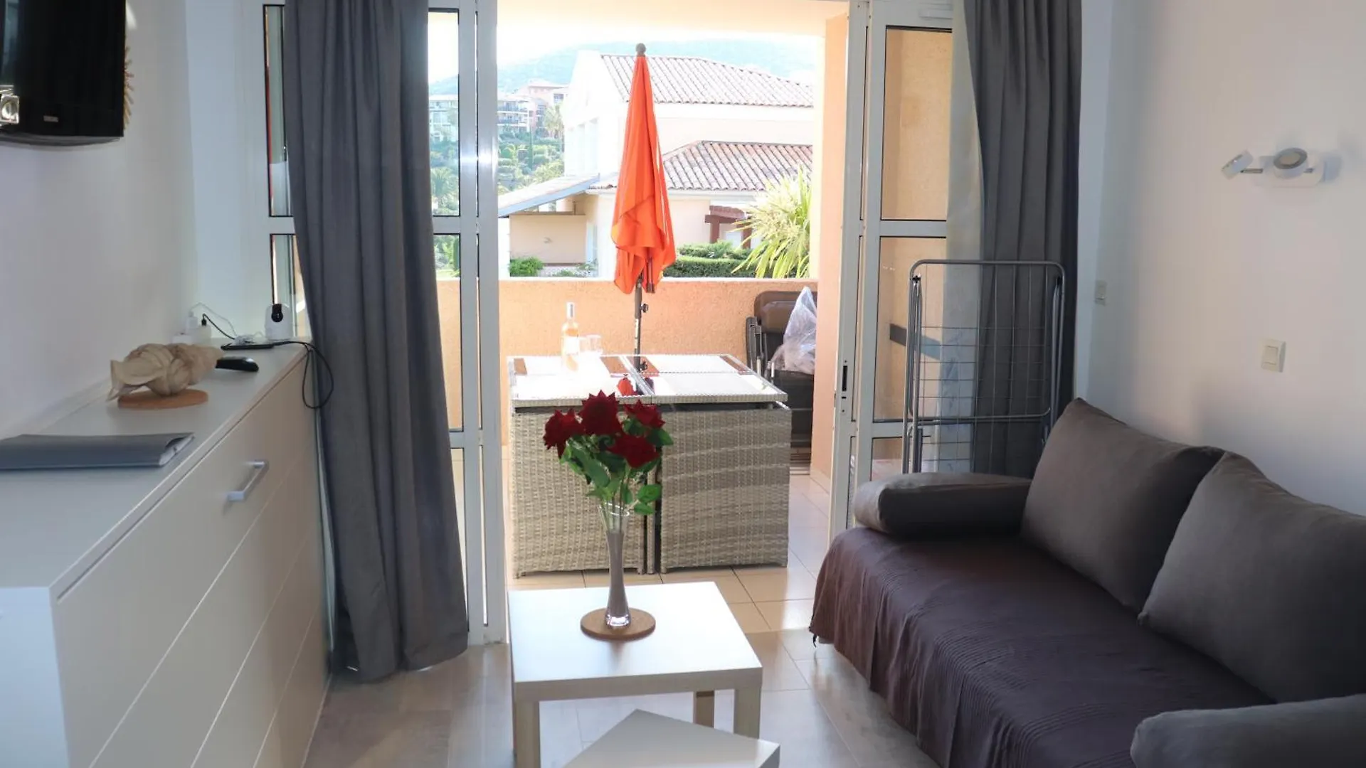 Ferienwohnung T2 Climatise Wifi Piscines Parking Saint-Raphaël Apartment